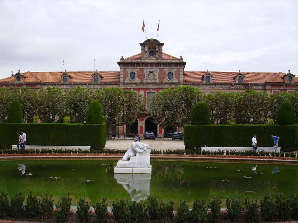 L'edifici del Parlament de Catalunya, situat al Parc de la Ciutadella, a Barcelona, amb l'escultura Desconsol, en primer terme